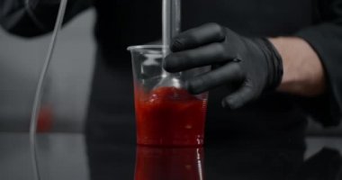 Şekerleme uzmanı şeffaf bardakta taze çilekleri blender ile ezer, şef reçel pişirir, meyve şurubu, soğuk içecek, yavaş çekim yemek videosu, 4k 120fps Prores karargahı