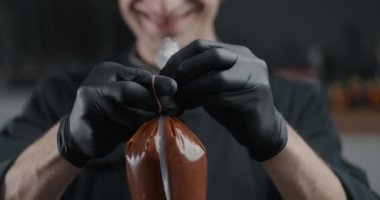 Şekerleme torbası, lastik bantla dolu, erimiş çikolata dolgulu, pasta dekorasyonu, yavaş çekim yemek videosu, tatlı tatlı ve şeker pişirme, 4k 120fps Prores HQ 10 bit