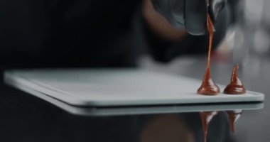 Şef çikolatacı eritilmiş çikolatadan tatlı yapıyor. Hamur mantarı doldurmak için hammaddeler, tatlı pişirmek için şekerlemeler, Full HD 240 fps Prores karargahı.