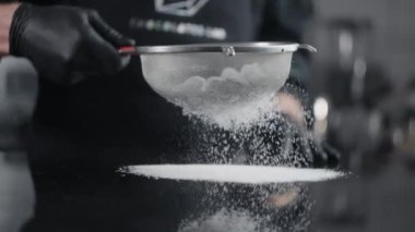Şef şekerlemeci beyaz trüf mantarlarını yavaş çekimde süzüyor, profesyonel çikolata üreticisi tatlılar, masa üstü yemek videoları, şekerli tatlılar, FullHD 240 fps Prores Karargahı 10 bit