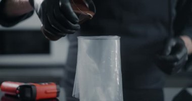 Şef hamur torbasını yavaş çekimde erimiş çikolatayla doldurur, şekerleme yapmak için hammaddeler, tatlı tatlılar pişirmek için, 4k DCI 120 fps Prores HQ 10 bit