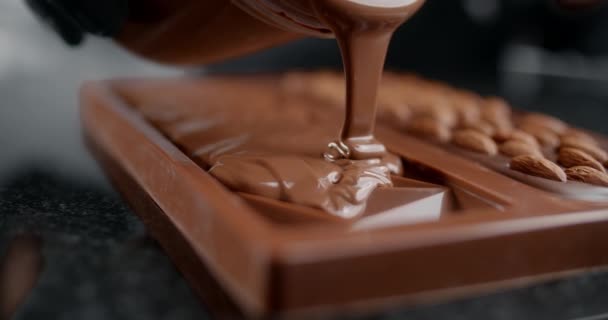 Chef pasticceria fa barretta di cioccolato - versa cioccolata calda fusa alla forma di silicone, arte del cioccolato fatto a mano, dolci di cottura da cioccolato e cacao, rendendo bar, 4k 120 fps Prores HQ — Video Stock