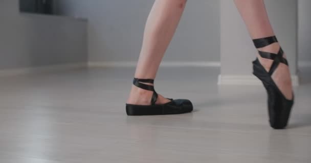 Jovem dançarina faz exercícios de balé com a perna em sapatos pretos, ensaio de balé, bailarina faz passos de dança, aula de estúdio de dança, 4k 60p Prores HQ — Vídeo de Stock