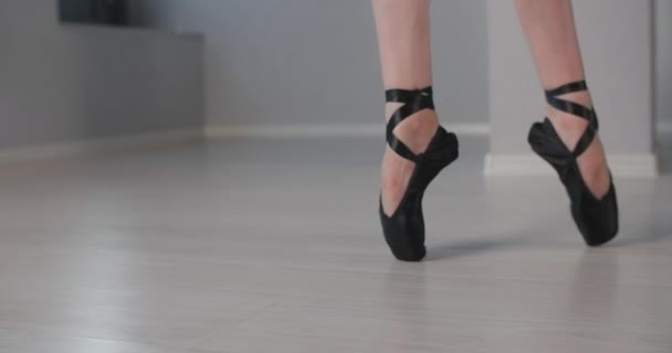 Μπαλαρίνα χορεύει στις άκρες του pointe παπούτσια της, γυναίκα χορεύει στα δάχτυλα των ποδιών της, χορεύτρια σε μακρύ φόρεμα, μπαλέτο πρόβα, εξάσκηση χορού, 4k DCI 60p Prores HQ — Αρχείο Βίντεο