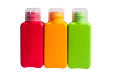Beyaz arkaplanda izole edilmiş renkli plastik şişeler 