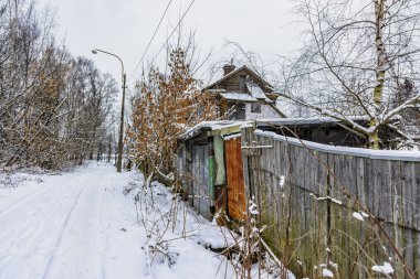 Terk edilmiş eski ahşap ev.