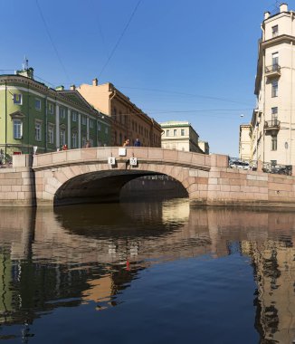 St Petersburg nehri Moika Sunny Nisan günü evlerin Yansımaları.