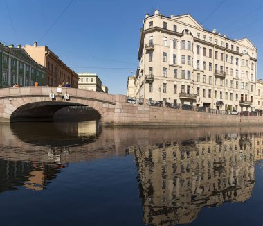 St Petersburg nehri Moika Sunny Nisan günü evlerin Yansımaları.