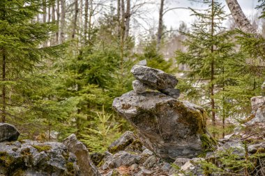 Park Ruskeala dağındaki mermer parçalarından turistler tarafından inşa edilen taş piramitler. 