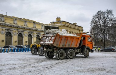 Saint-Petersburg şehir meydanında kar kaldırma.