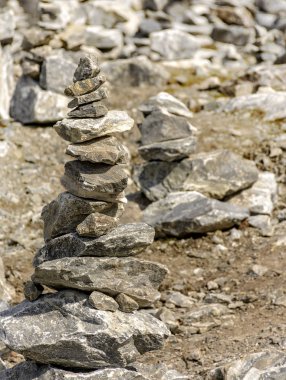 Park Ruskeala dağındaki mermer parçalarından turistler tarafından inşa edilen taş piramitler. 