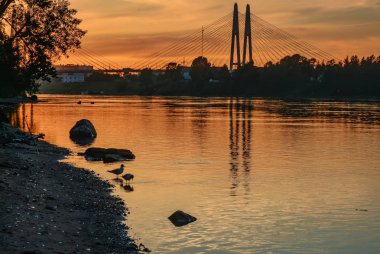 Büyük Obukhov köprüsünden uzakta, St. Petersburg'da Neva nehri üzerinde parlak gün batımı.