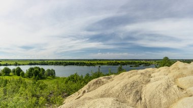 Kireçtaşı çıkarma için ocaklar. Kireçtaşından küçük ezilmiş taş yığınlarının oluşturduğu set. 