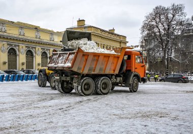 Saint-Petersburg şehir meydanında kar kaldırma.