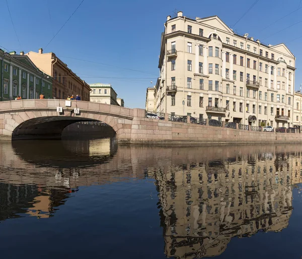 Reflexões Casas Rio Moika Dia Abril Ensolarado São Petersburgo — Fotografia de Stock