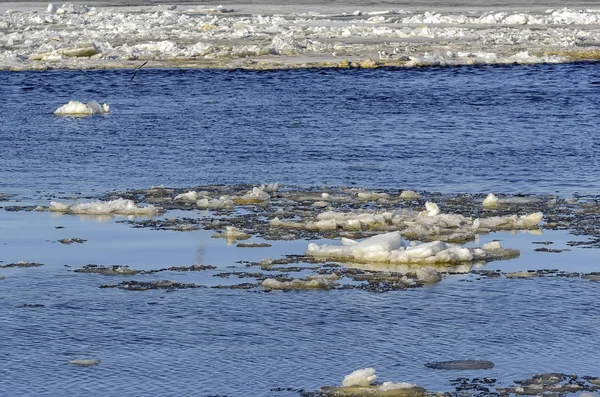 春にネバに浮かぶ氷の流れ ロシア サンクトペテルブルク — ストック写真