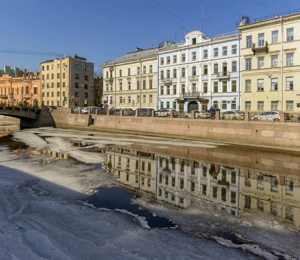 在圣彼得堡莫伊卡阳光明媚的四月日 在莫伊卡河的房屋的倒影 — 图库照片