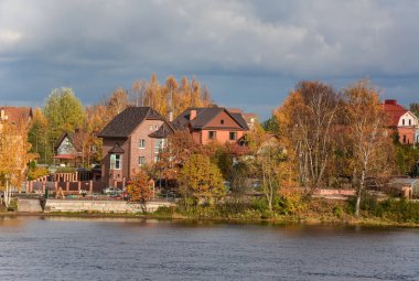 Güneşli bir sonbahar günü. Nehir kıyısında Neva.
