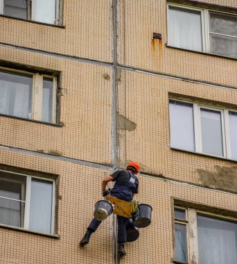 Plakalar arasında dikişler mühürleme. Evin steeplejack onarım bloğu çalışması
