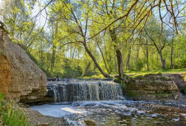 Ulyanovsk köyünde Sablinka nehri üzerinde Şelale, Leningrad bölgesi. 