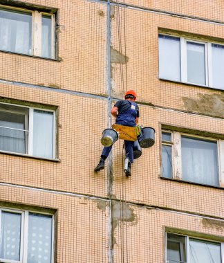 Plakalar arasında dikişler mühürleme. Evin steeplejack onarım bloğu çalışması