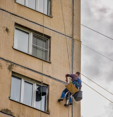 Plakalar arasında dikişler mühürleme. Evin steeplejack onarım bloğu çalışması