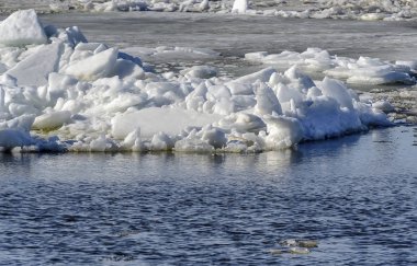 İlkbaharda Neva'da yüzen buz lar. Rusya St. Petersburg. 