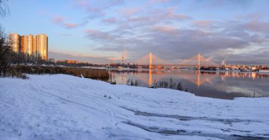 Balıkçılık alanında St Petersburg Şafak. Aralık sabahı. 