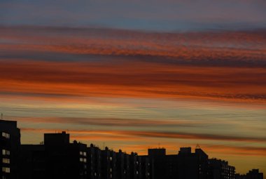 St. Petersburg'da parlak Şubat şafağı. Renkli kış gökyüzü. 