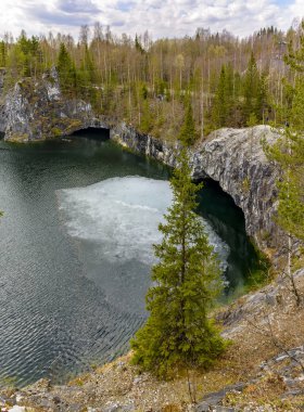 Karelia'ya hafta sonu gezisi. Ruskeala dağ Parkı. 