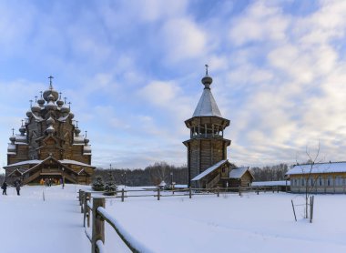 Orman Parkı 'nda kış günü. Tahta Pokrovsky Katedrali, ahşap mimarinin bir anıtı..