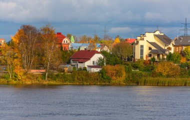 Güneşli bir sonbahar günü. Nehir kıyısında Neva.