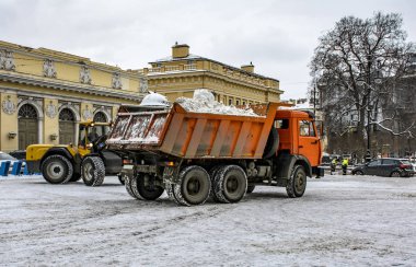 Saint-Petersburg şehir meydanında kar kaldırma.