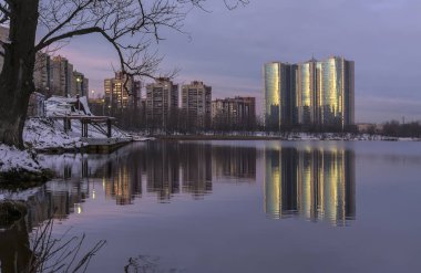 Balıkçılık alanında St Petersburg Şafak. Aralık sabahı. 