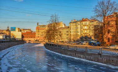 Karpovka nehrinin kıyısında kış. Sankt Petersburg, Petrograd Yakası.