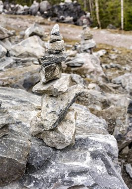 Park Ruskeala dağındaki mermer parçalarından turistler tarafından inşa edilen taş piramitler. 