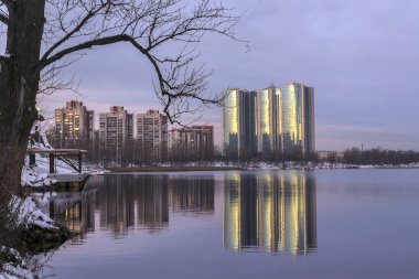 Balıkçılık alanında St Petersburg Şafak. Aralık sabahı. 