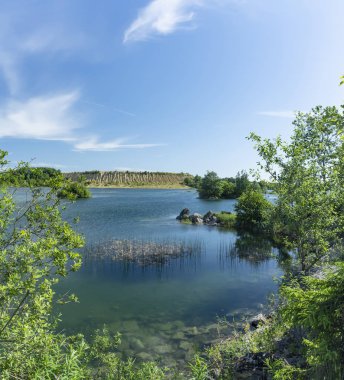 Taş çıkarma için terk edilmiş bir taş ocağında güneşli yaz günü.