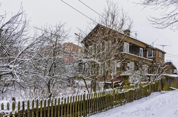 Брошенные Деревянные Дома Новые Многоэтажки — стоковое фото