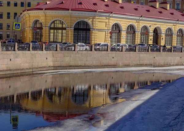 Reflexões Casas Rio Moika Dia Abril Ensolarado São Petersburgo — Fotografia de Stock