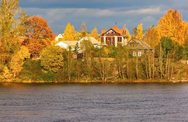 晴れた秋の日 ネヴァ川の岸 — ストック写真