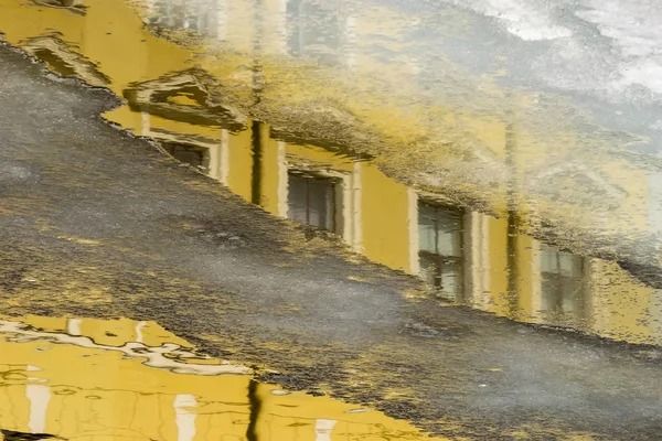 圣彼得堡莫伊卡河水域中海滨房屋的倒影 — 图库照片