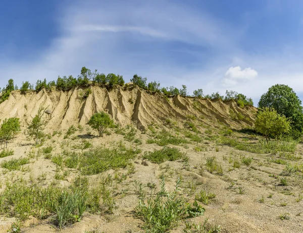 石灰岩の抽出のための採石場 砕いた石灰岩の小さな山で形成され 雨で洗い流されたマウンド — ストック写真