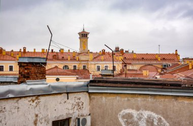 Yan sokakta Pirogova Saint-Petersburg çatılarının bir görünümü.