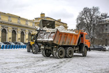 Saint-Petersburg şehir meydanında kar kaldırma.