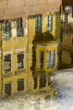 St Petersburg'da Moika nehri suyunda rıhtımda evlerin yansıması.  