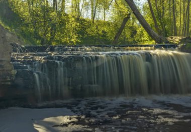 Ulyanovsk köyünde Sablinka nehri üzerinde Şelale, Leningrad bölgesi. 