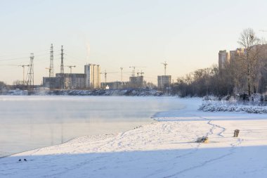 Neva nehri kıyısında Frosty Sunny Ocak günü.