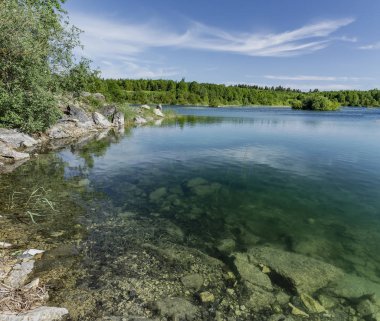 Taş çıkarma için terk edilmiş bir taş ocağında güneşli yaz günü.