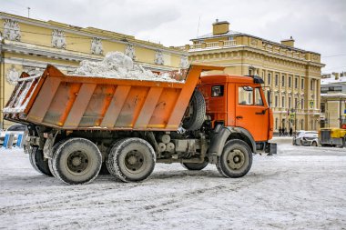 Saint-Petersburg şehir meydanında kar kaldırma.